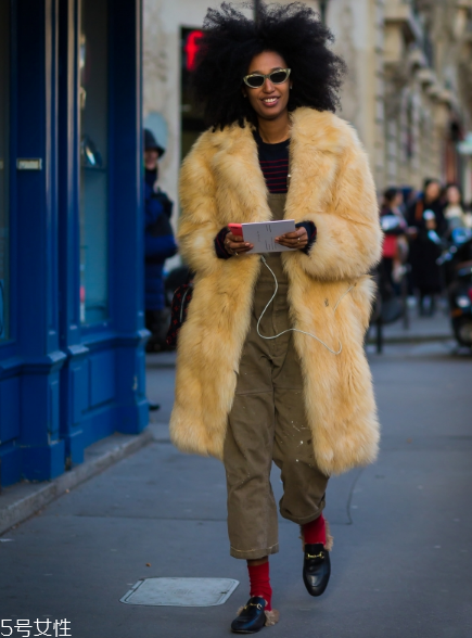 皮草搭配什么褲子好看？打造冬日新時尚