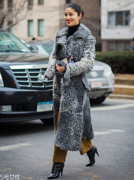 皮草搭配什么褲子好看？打造冬日新時尚