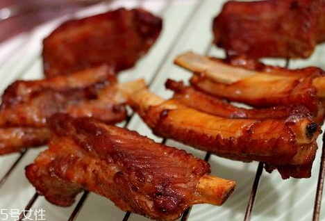 烤箱烤排骨要包錫紙嗎 用錫紙和不用錫紙的區(qū)別 烤箱烤排骨要包錫紙嗎 用錫紙和不用錫紙的區(qū)別