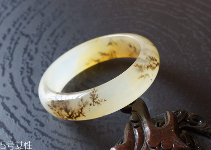 黃龍玉手鐲戴哪只手？手鐲佩戴要當(dāng)心