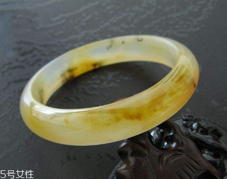 黃龍玉手鐲起棉怎么辦？正?，F(xiàn)象不必驚慌