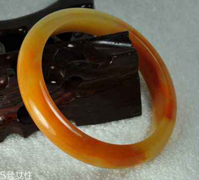 黃龍玉手鐲起棉怎么辦？正?，F(xiàn)象不必驚慌