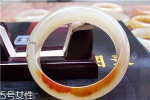 黃龍玉手鐲起棉怎么辦？正?，F(xiàn)象不必驚慌