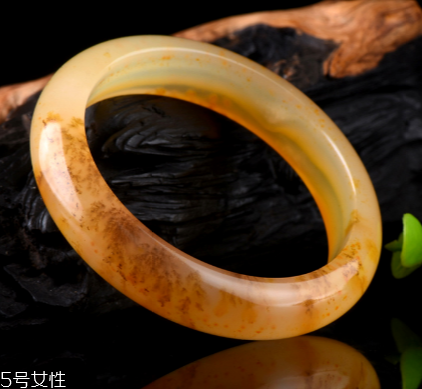 黃龍玉手鐲什么顏色才是最好的？這樣選絕不出錯(cuò)