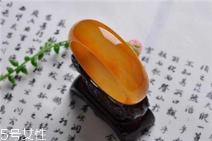 黃龍玉手鐲對(duì)身體好嗎？原來(lái)戴玉的好處這么多