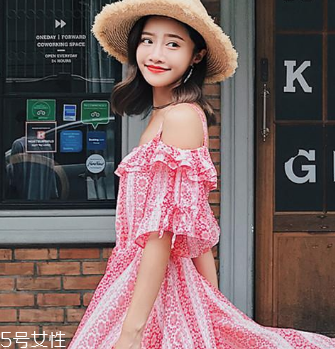 一字肩衣服怎么搭配？時髦精的高端裸露