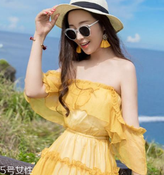 一字肩衣服怎么搭配？時髦精的高端裸露