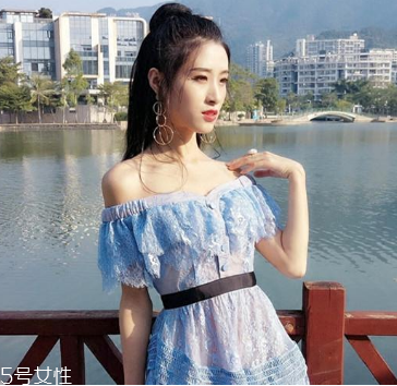一字肩衣服怎么搭配？時髦精的高端裸露