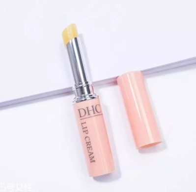 潤唇膏和潤唇啫喱的順序和區(qū)別 潤唇膏和潤唇啫喱的順序和區(qū)別