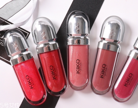 口紅和唇彩的區(qū)別 質(zhì)地顯色度不一樣 口紅和唇彩的區(qū)別 質(zhì)地顯色度不一樣