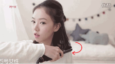 短發(fā)發(fā)尾外翻的發(fā)型怎么弄？誰弄誰美