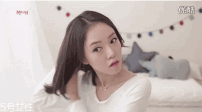 短發(fā)發(fā)尾外翻的發(fā)型怎么弄？誰弄誰美