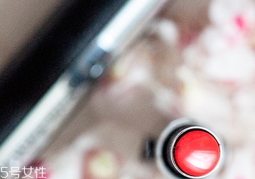 口紅要用卸妝水擦嗎？口紅最好這樣卸妝