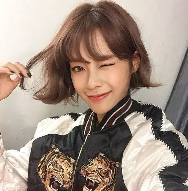 短發(fā)發(fā)尾外翻的發(fā)型怎么弄？誰弄誰美