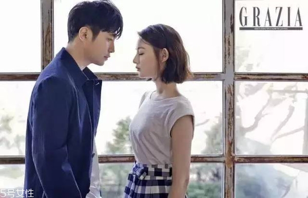 短發(fā)發(fā)尾外翻的發(fā)型怎么弄？誰弄誰美