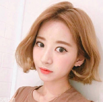 2018短發(fā)和長(zhǎng)發(fā)哪個(gè)顯年輕 這些發(fā)型顯氣質(zhì) 2018短發(fā)和長(zhǎng)發(fā)哪個(gè)顯年輕 這些發(fā)型顯氣質(zhì)