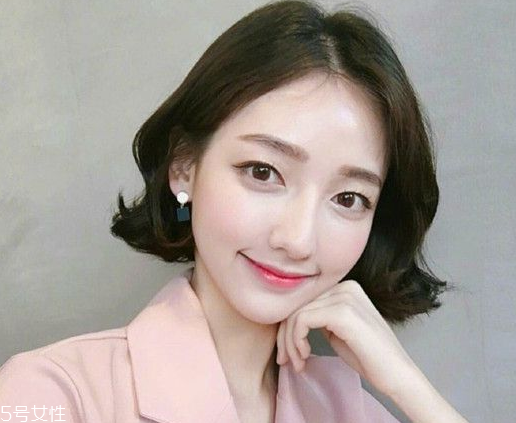 短發(fā)發(fā)尾外翻的發(fā)型怎么弄？誰弄誰美