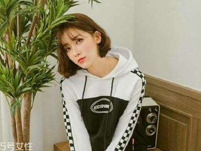 2018短發(fā)和長(zhǎng)發(fā)哪個(gè)顯年輕 這些發(fā)型顯氣質(zhì) 2018短發(fā)和長(zhǎng)發(fā)哪個(gè)顯年輕 這些發(fā)型顯氣質(zhì)