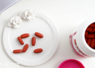 臉上有斑點怎么去除？食療/精華/面膜三管齊下