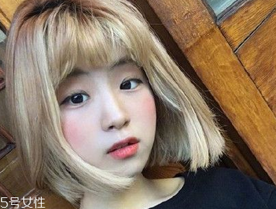 短頭發(fā)染什么顏色好看洋氣顯白？短發(fā)這樣弄好看又大方