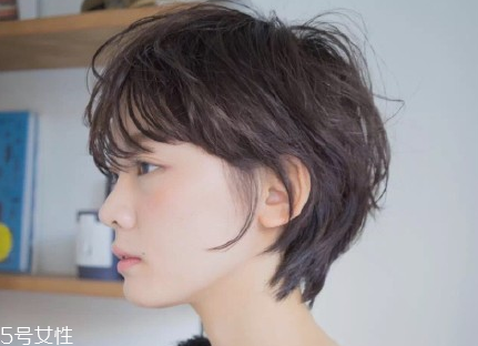 短頭發(fā)染什么顏色好看洋氣顯白？短發(fā)這樣弄好看又大方