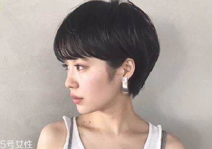 短頭發(fā)染什么顏色好看洋氣顯白？短發(fā)這樣弄好看又大方