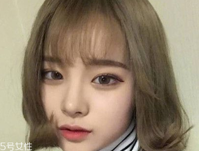 短頭發(fā)染什么顏色好看洋氣顯白？短發(fā)這樣弄好看又大方