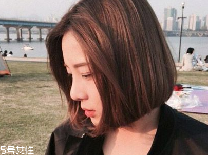 短頭發(fā)染什么顏色好看洋氣顯白？短發(fā)這樣弄好看又大方