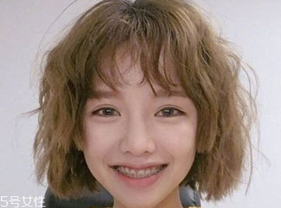 短頭發(fā)染什么顏色好看洋氣顯白？短發(fā)這樣弄好看又大方