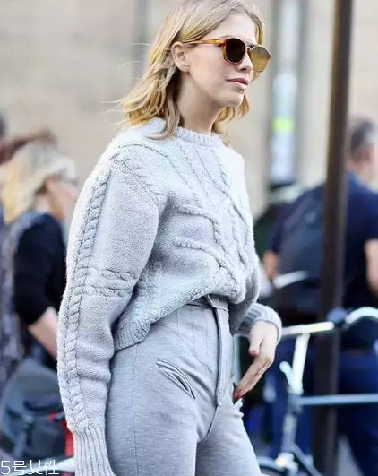 毛衣粘上口香糖怎么辦？巧妙運用身邊物