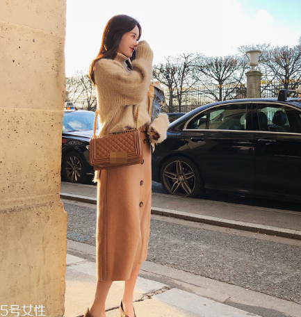 毛衣粘上老鼠膠怎么辦？千萬不要強力拉扯