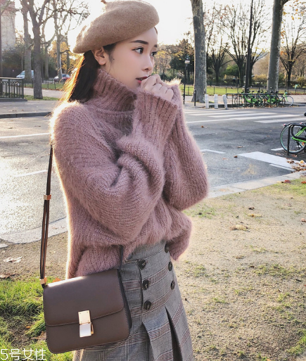 毛衣粘上老鼠膠怎么辦？千萬不要強力拉扯