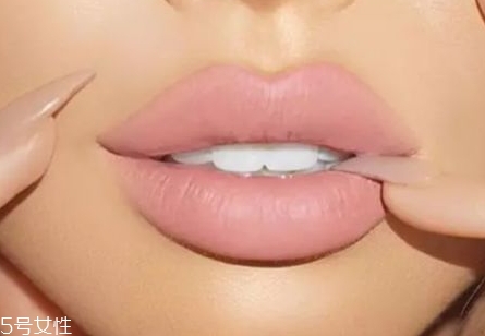 唇膏筆和唇膏的區(qū)別 并非一字之差 唇膏筆和唇膏的區(qū)別 并非一字之差