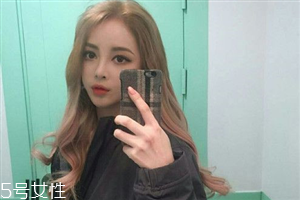 秋冬適合什么顏色的頭發(fā)？再燙個(gè)卷發(fā)更秋冬