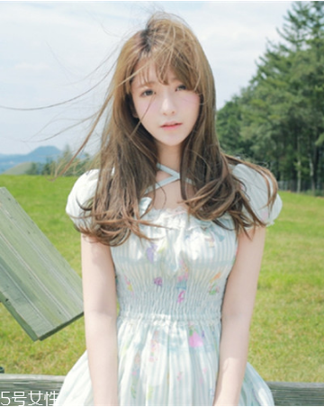 秋冬適合什么顏色的頭發(fā)？再燙個(gè)卷發(fā)更秋冬