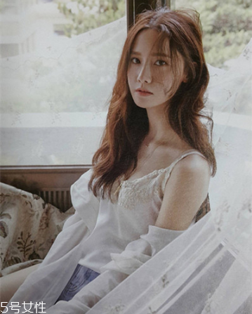 秋冬適合什么顏色的頭發(fā)？再燙個(gè)卷發(fā)更秋冬