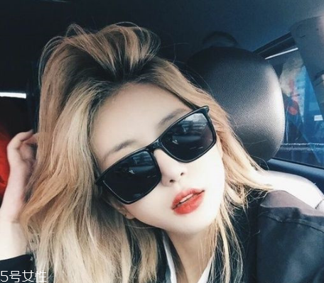 秋冬適合什么顏色的頭發(fā)？再燙個(gè)卷發(fā)更秋冬