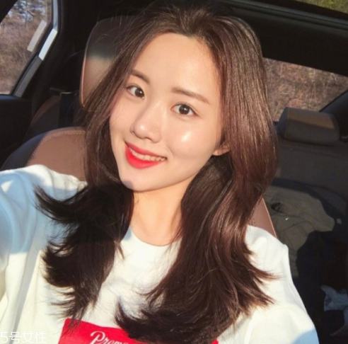 秋冬適合什么顏色的頭發(fā)？再燙個(gè)卷發(fā)更秋冬