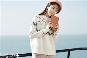 毛衣扎脖子怎么辦？三招讓你舒適過(guò)冬