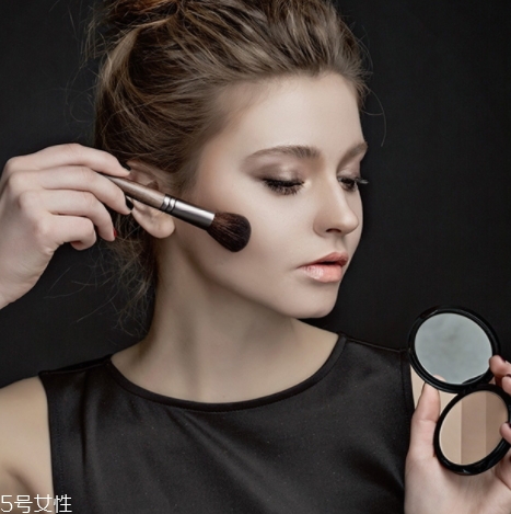 修容粉可以當(dāng)眼影用嗎？修容眼影可以通用