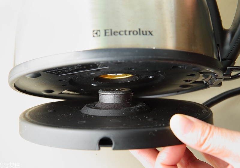 電熱水壺里的水垢怎么去除 跟水垢說(shuō)拜拜 電熱水壺里的水垢怎么去除 跟水垢說(shuō)拜拜