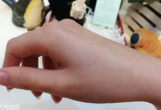 雅詩蘭黛適合痘痘肌嗎？