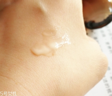 雅詩蘭黛精華液多少錢？年輕肌膚的秘密