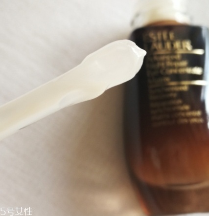 雅詩蘭黛精華液多少錢？年輕肌膚的秘密