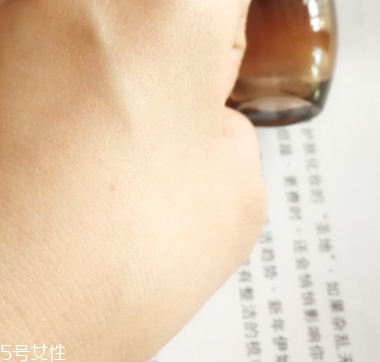 雅詩蘭黛精華液多少錢？年輕肌膚的秘密