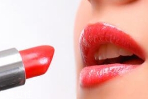 如何防止口紅沾杯？粉底能牢牢抓住口紅