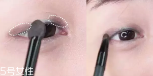 眼皮腫適合什么眼影？選用啞光色避開珠光色