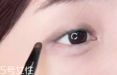 眼皮腫適合什么眼影？選用啞光色避開珠光色