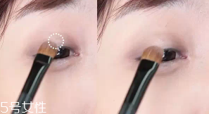 眼皮腫適合什么眼影？選用啞光色避開珠光色