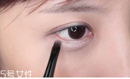 眼皮腫適合什么眼影？選用啞光色避開珠光色